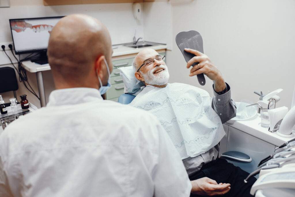 Implantes dentales: qué incluye el precio, materiales y mantenimiento para que duren más